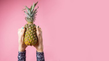 Spor ve sağlıklı beslenme yaşam. Genç kadın başı ve holding ananas ayakları ile yoga yaparken