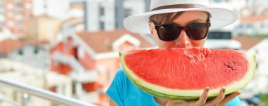 bir kasaba manzaralı bir balkon bir resort şehirde sulu karpuz ayakta olan kadın