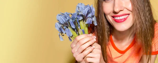 Jonge Tiener Vrouw Met Lentebloemen Gele Achtergrond — Stockfoto