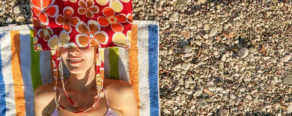 ハッピートラベラー日光浴のビーチで横になっています リラックス太陽ビームから顔を保護する面白いの休暇をとる女性 — ストック写真