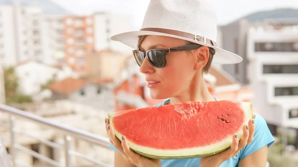 Jonge Vrouw Met Sappige Watermeloen Staande Een Balkon Een Resort — Stockfoto