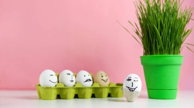 Paskalya arka plan kavramı ile komik Paskalya yumurtaları ve yeşil çimen