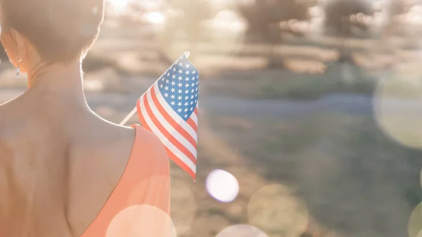 Young Woman Holding Usa Flag Field Sunset — Stock Photo, Image