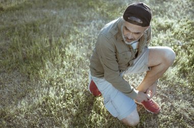 Mutlu adam açık havada sırasında güneşli bahar ya da yaz gün