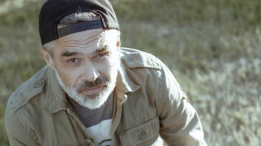  Mutlu adam açık havada sırasında güneşli bahar ya da yaz gün