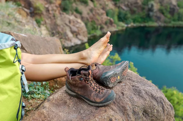 Woman Hiker Mountain Peak Relaxing Barefoot Mountain Lake — Stock Photo, Image