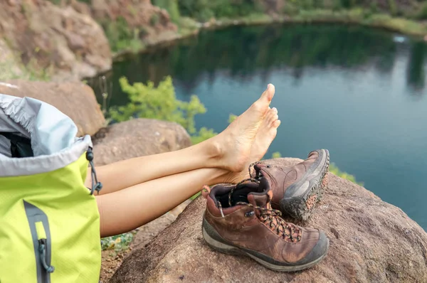 Kobieta Hiker Szczycie Góry Relaksujący Boso Pobliżu Góry Jezioro — Zdjęcie stockowe