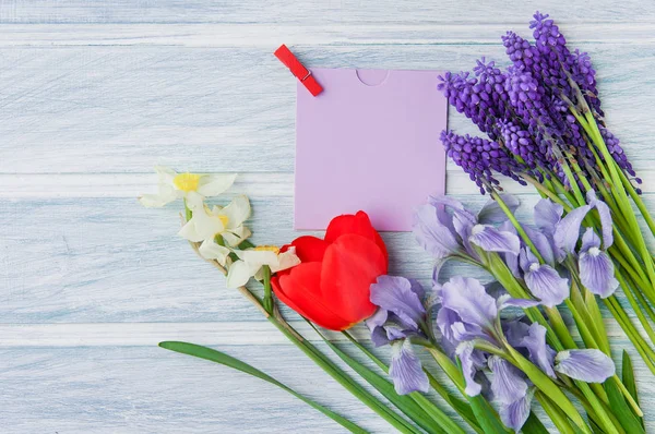 Lentebloemen Houten Backgrouns Met Vel Papier Noot Leeg Voor Tekst — Stockfoto