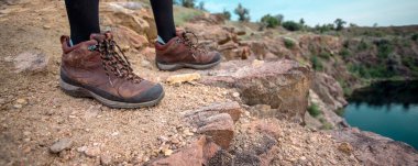 dağ zirvesinde kadın otostopçu ayakta zevk Trail yol