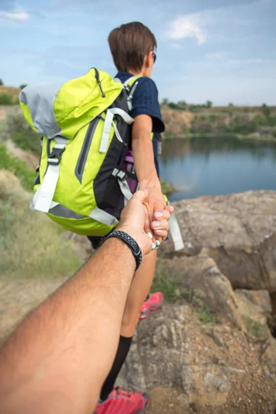 在山湖附近的徒步旅行的夫妇手 — 图库照片