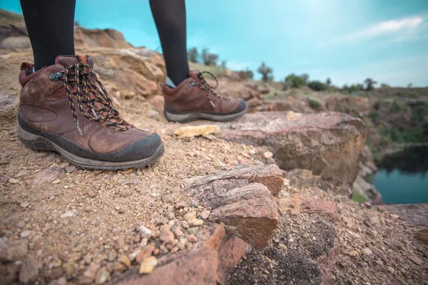 Kobieta Hiker Szczycie Góry Stojący Ciesząc Ścieżka Szlak — Zdjęcie stockowe