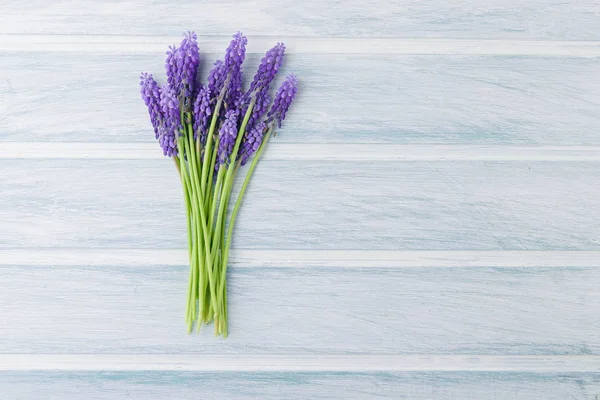 Flores Primavera Sobre Fondo Madera Claro Útiles Para Tarjeta Felicitación — Foto de Stock