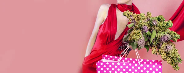 Элегантная Женщина Красном Платье Сумкой Покупок Букетом Сирени — стоковое фото
