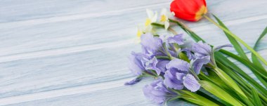 Açık ahşap arka plan üzerinde bahar çiçekleri tebrik kartı, davetiye, broşür ve vb için yararlıdır