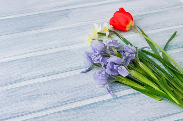 Flores Primavera Sobre Fondo Madera Claro Útiles Para Tarjeta Felicitación —  Fotos de Stock