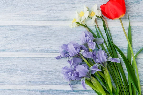 Flores Primavera Sobre Fondo Madera Claro Útiles Para Tarjeta Felicitación — Foto de Stock