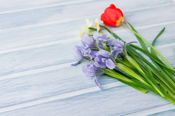 Flores Primavera Sobre Fondo Madera Claro Útiles Para Tarjeta Felicitación — Foto de Stock