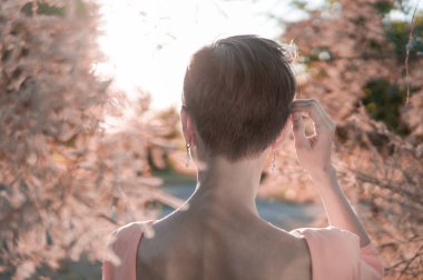 Güzel kadın bahar veya yaz parkında güneşli bir gün zevk