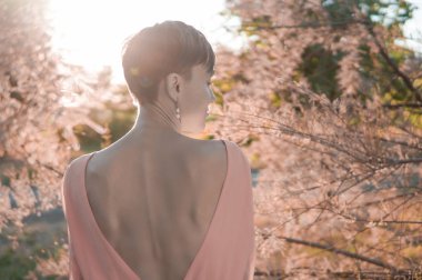 Güzel kadın bahar veya yaz parkında güneşli bir gün zevk