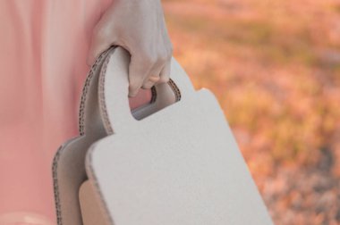 Kadın tutan kağıt Kraft çantası, sokakta açık çekim