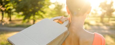 Kadın tutan kağıt Kraft çantası, sokakta açık çekim