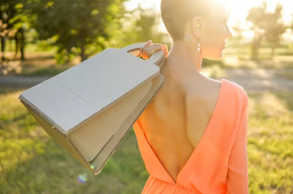Vrouw Holding Papier Kraft Bag Outdoor Shot Straat — Stockfoto