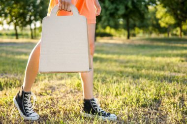 Kadın tutan kağıt Kraft çantası, sokakta açık çekim