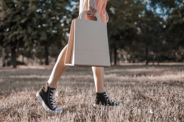 Kobieta Trzyma Papier Kraft Bag Odkryty Strzał Ulicy Stonowanych Jesienią — Zdjęcie stockowe