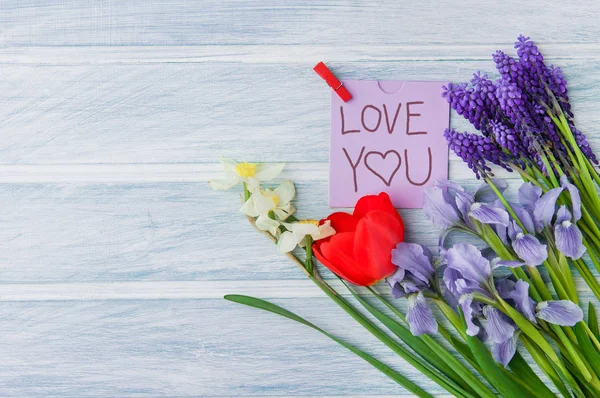 Love You Papierowej Notatki Małym Bukiet Wiosennych Kwiatów — Zdjęcie stockowe