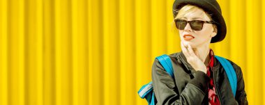 Mutlu genç Traveler kadın zevk güneşli gün üzerinde kentsel şehir duvar