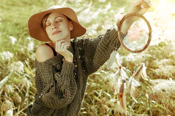 Hermosa Mujer Con Sombrero Traje Boho Sosteniendo Atrapasueños Una Mañana —  Fotos de Stock