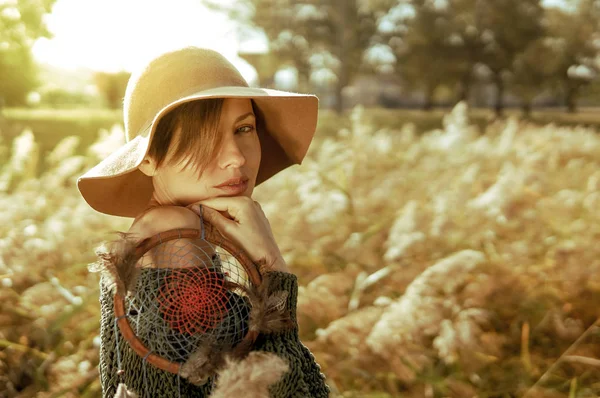Güzel Kadın Bir Rüya Yakalayıcı Bir Güneşli Sabah Holding Şapkası — Stok fotoğraf