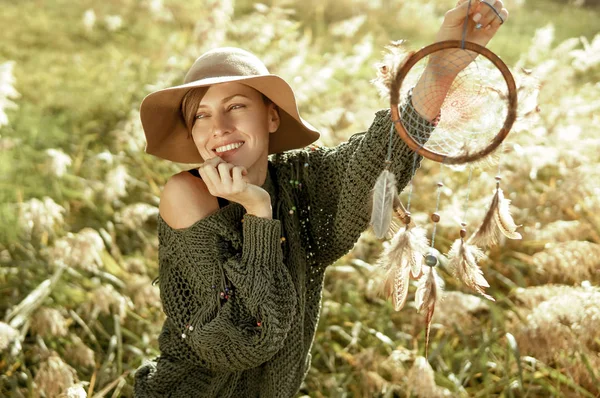 Vacker Kvinna Klädd Mössa Och Boho Outfit Håller Dream Catcher — Stockfoto