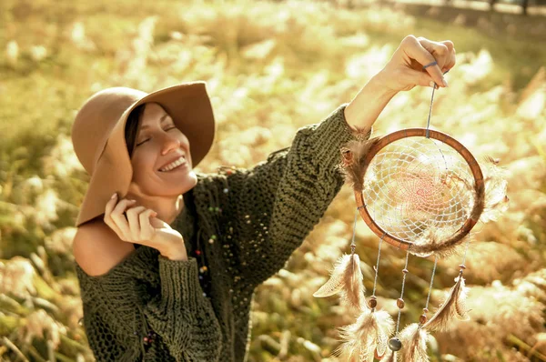 美丽的妇女戴着帽子和波西米亚装在一个阳光明媚的早晨举行一个梦想捕手 生活在片刻的概念 — 图库照片