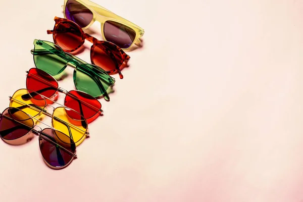 Różnorodność Okularów Przeciwsłonecznych Kolorowym Tle — Zdjęcie stockowe