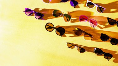 Renkli arka plan üzerinde güneş gözlüğü çeşitleri