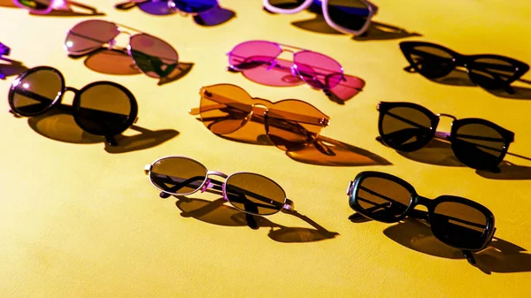 Variedade Óculos Sol Sobre Fundo Colorido — Fotografia de Stock