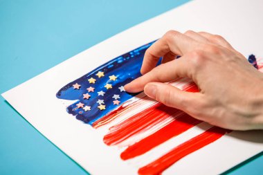 Amerika'nın bağımsızlık günü kutlaması, kadın el boyama Amerikan bayrağı