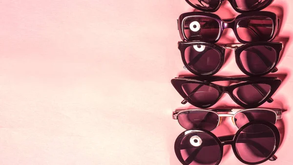 Škála Slunečních Brýlí Nad Barevným Pozadím — Stock fotografie