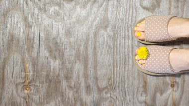 Ayak bakım konsepti, ahşap arka plan üzerinde kadın ayakları