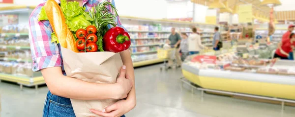 Süpermarkette Alışveriş Keyfi Gülümseyen Mutlu Kadın Çevre Dostu Çanta Sebze — Stok fotoğraf