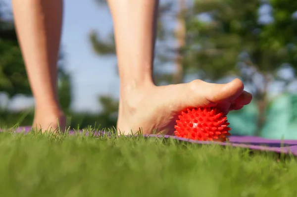 Mujer Pies Masaje Con Bola Masaje Rojo Plástico Espinoso Parque — Foto de Stock