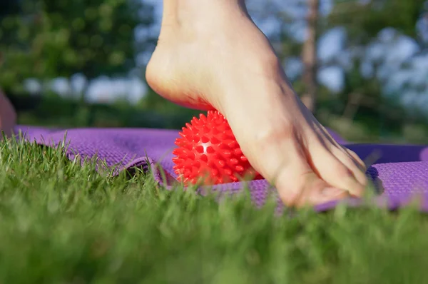 Mujer Pies Masaje Con Bola Masaje Rojo Plástico Espinoso Parque — Foto de Stock