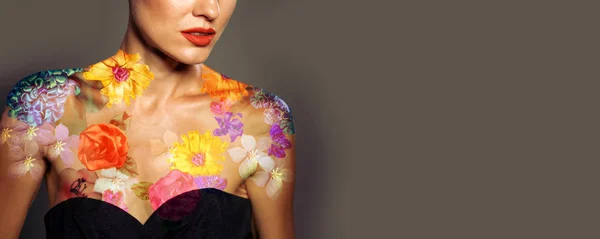 Mulher Bonita Com Tatuagens Flores Corpo Estilo Elegante Olhar Festa — Fotografia de Stock