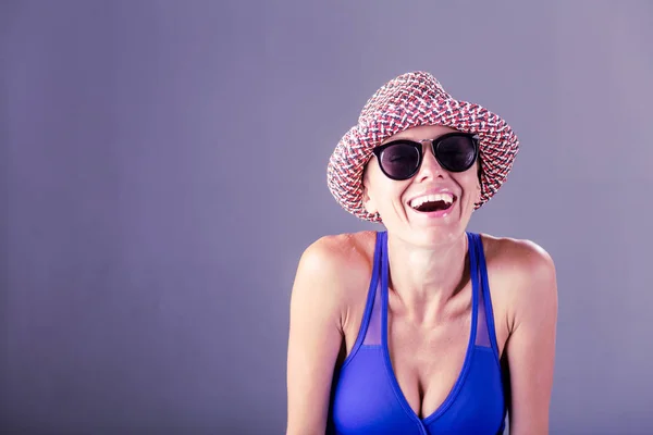 Mooie Vrouw Hoed Zonnebril Grijze Achtergrond Getinte Afbeelding — Stockfoto