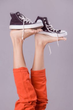 Spor ayakkabı, mizah, konsept ile kadın bacakları