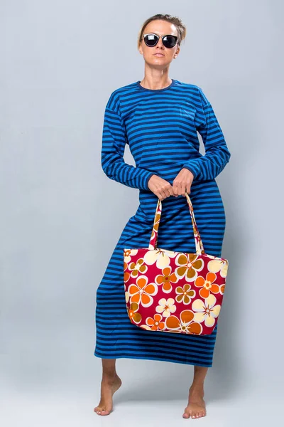 Junge Und Glückliche Frau Langen Entkleideten Kleid Mit Strandtasche — Stockfoto