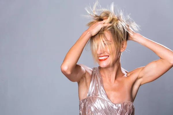 Jovem Alegre Positivo Com Cabelo Loiro Emoções Sentimentos Positivos — Fotografia de Stock