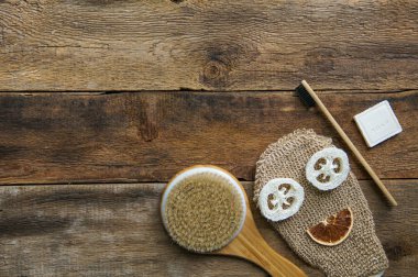 Banyo ve vücut bakım süngerleri, bir metin için bir boşluk ile yaratıcı spa arka plan, düz yatıyordu, yukarıdan görünümü 