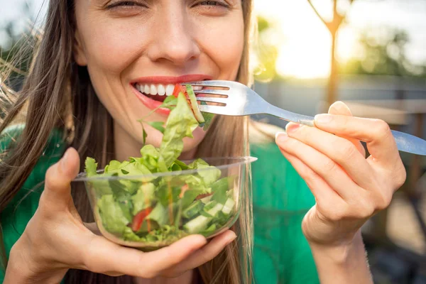 Schöne Kaukasische Frau Isst Salat Über Grünen Natürlichen Hintergrund — Stockfoto